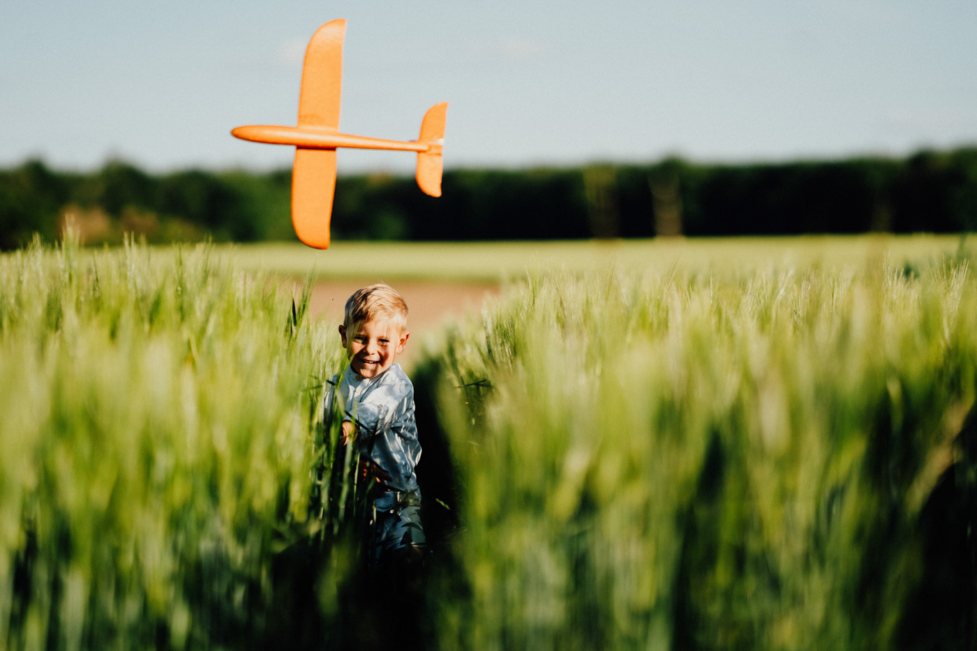 fotograf kassel kinderfoto im feld mit flugzeug